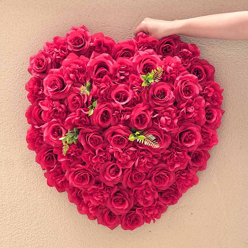 Heart-Shaped Faux Rose Wall Decor-red